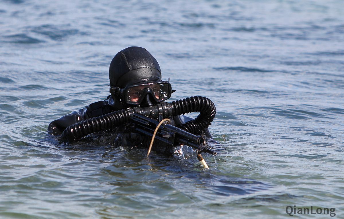 俄军太平洋舰队举行反蛙人渗透训练dp64榴弹发射器表现抢眼