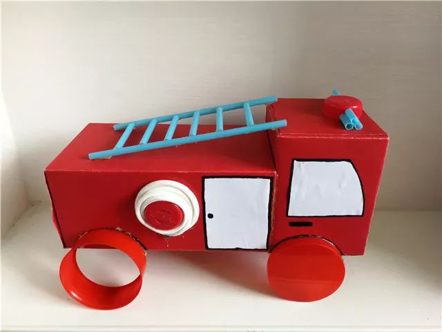 利用废旧物品共同制作消防栓,灭火器,消防车等手工作品