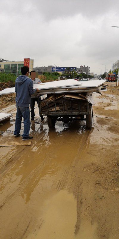 斗门三轮车跌落黄泥路!网友笑着笑着,莫名就心酸了