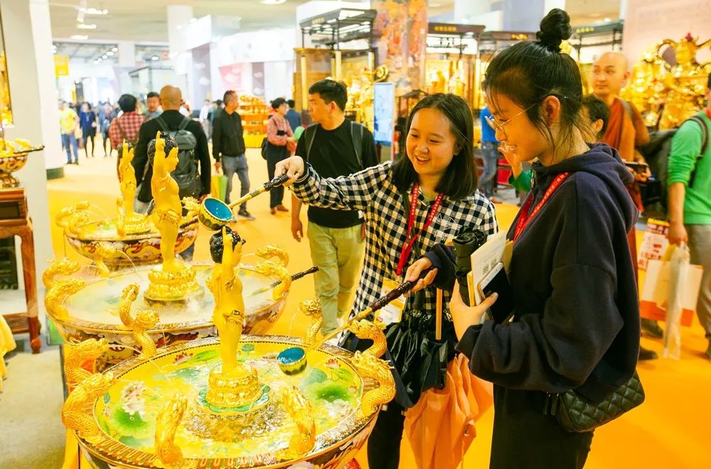 看到如此精美的佛具,不少市民现场祈福.展会上佛具,灯具也应有尽有.