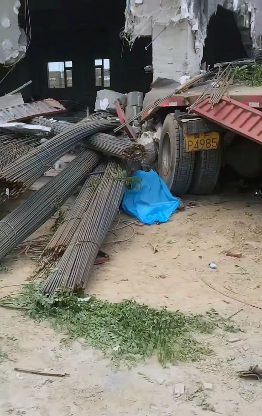 白洋淀一货车满载钢筋撞进一栋楼房,司机被甩出车外当场身亡!