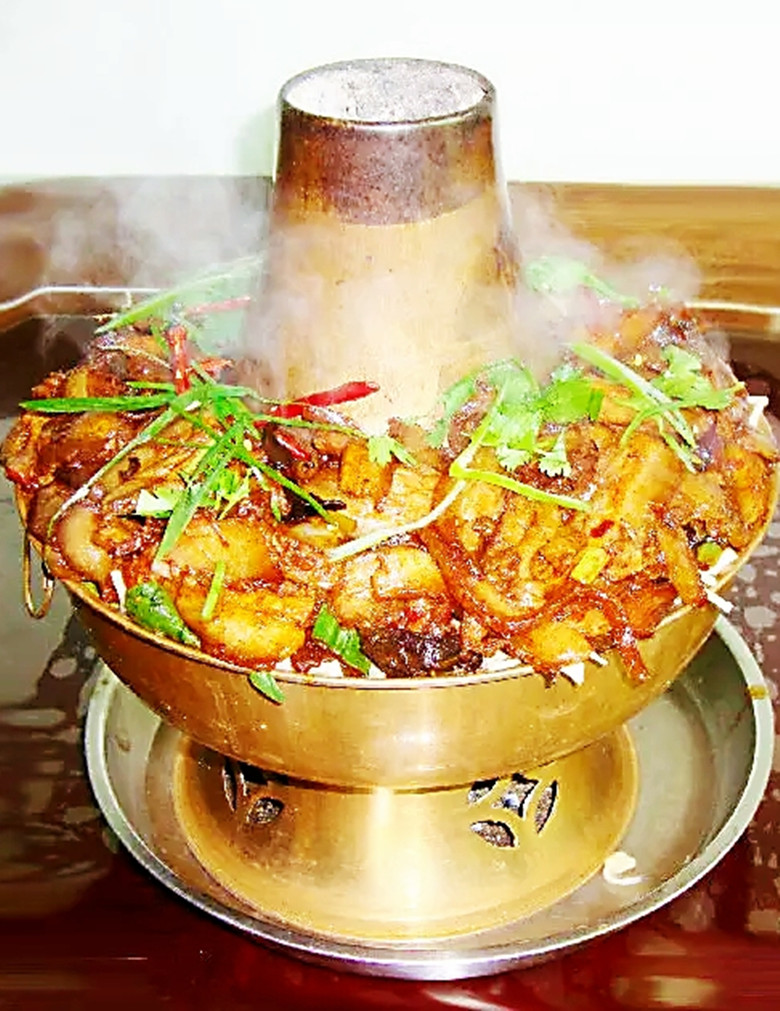 暖锅的精华其实在下层,经过汤料的浇煮,土豆已经软