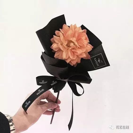 为妈妈送上一枝花,陪妈妈共进一餐,说上一声"谢谢"!