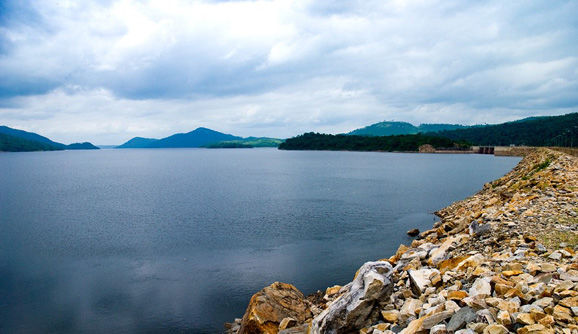 这时候当地人的生活用水都成问题,所以这个水库的作用就是把水存起来