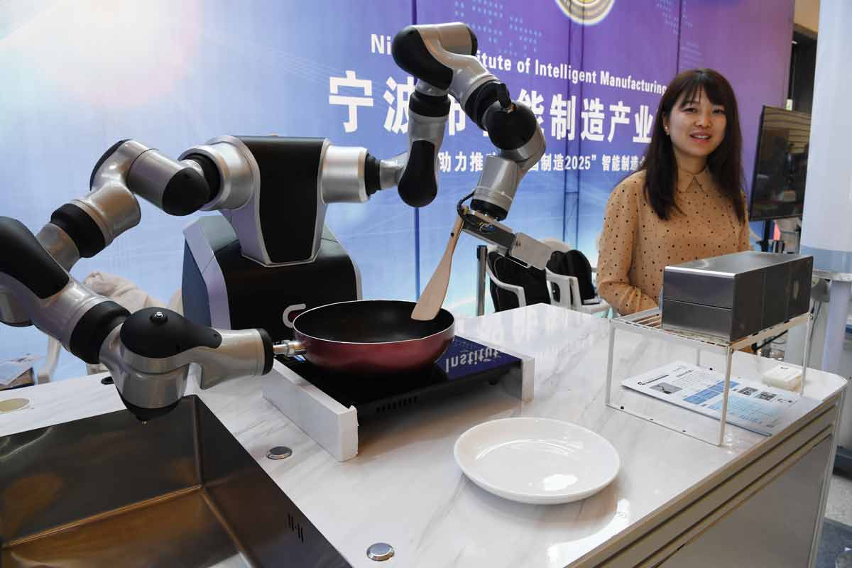 第六届中国人机器人峰会开幕 机器人会炒菜写对联