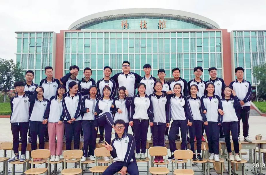    滑动查看下一张图片 >>九中的校服就是有范儿!今天,你穿校服了吗?