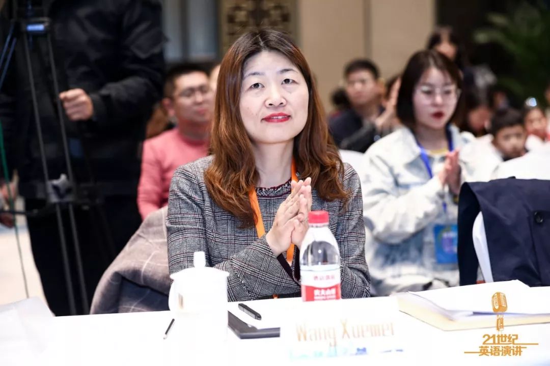 担任本次演讲大会小低组评委,上海外国语大学王雪梅教授点评道:"刘航