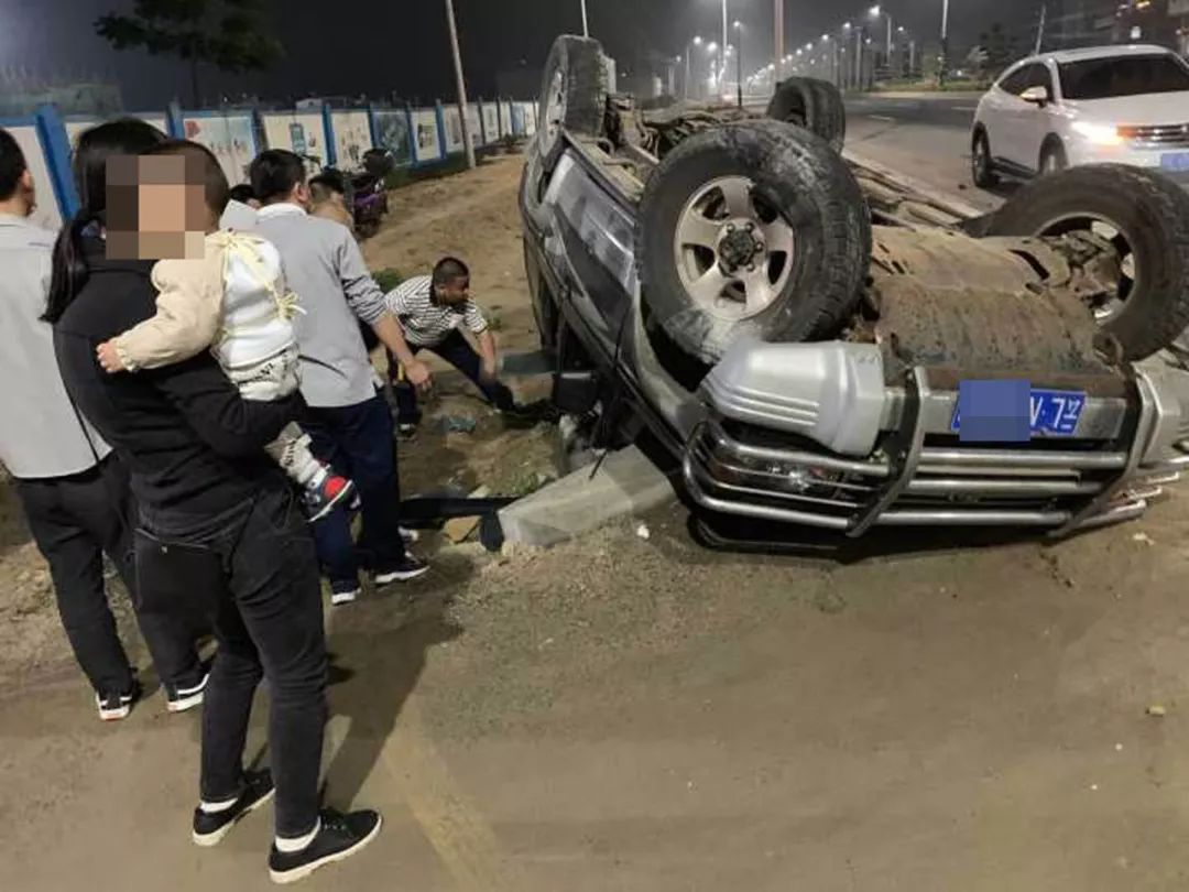 事发漳州,轿车侧翻4人被困,央企员工砸窗救人