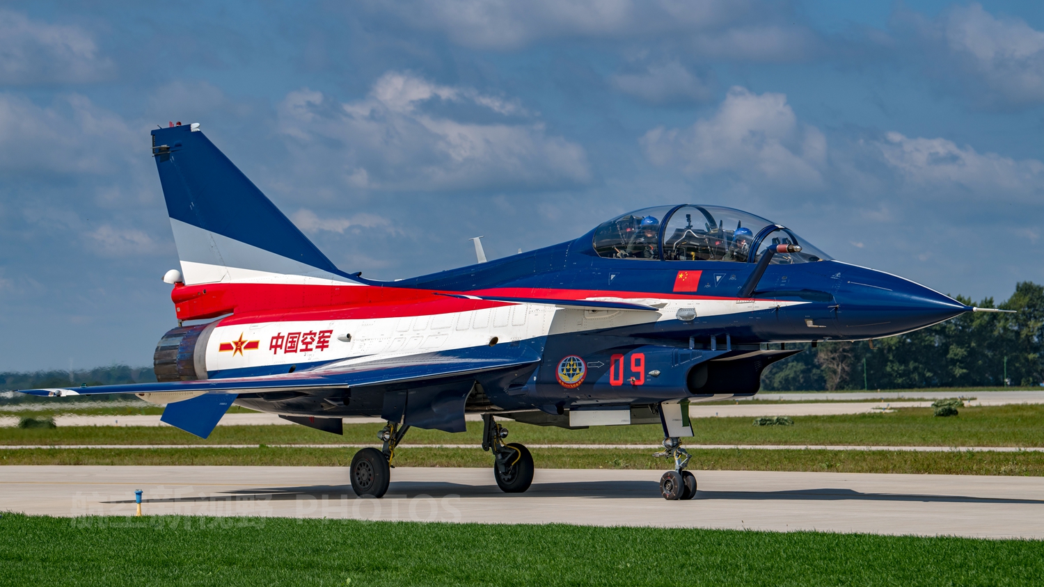 原创航空工业成飞中型单发战斗机多次公开展示双座型号更加帅气