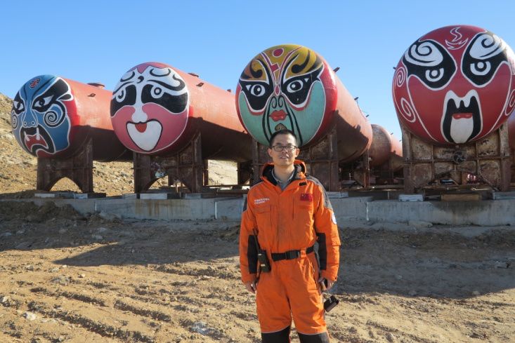 壮丽70年我和国旗合个影站上南极的武穴好男儿雪龙2号总设计师吴刚