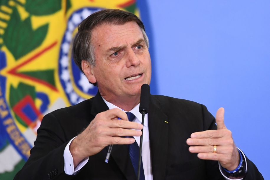 5月7日,在巴西首都巴西利亚,巴西总统博索纳罗在签署政令的仪式上讲话
