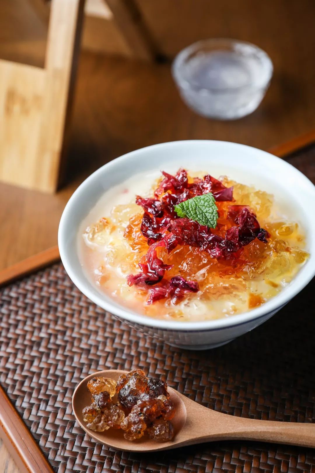 南京西路曝出一家「花式燕窝糖水铺」,人均只要30 !