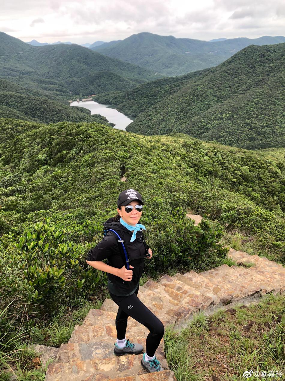 刘嘉玲近照 一身黑色运动衣 素颜出镜爬山自拍