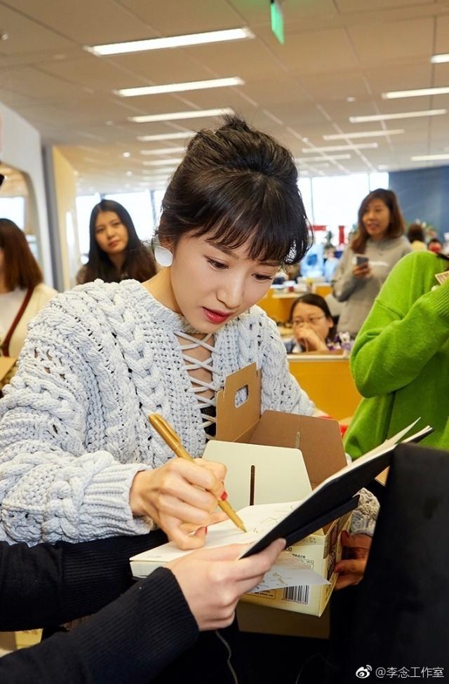 34岁李念又火了法式刘海丸子头搭配毛衣显小10岁