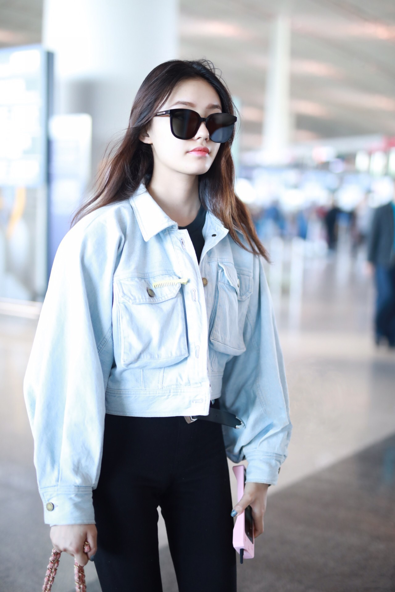 林允黑t配紧身裤炫腹造型不仅洋气还显腿长走帅酷路线更养眼