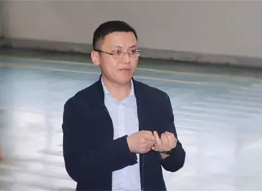 公司销售部部长聂尔来,美菱洗衣机制造公司总经理谢文才等的陪同下