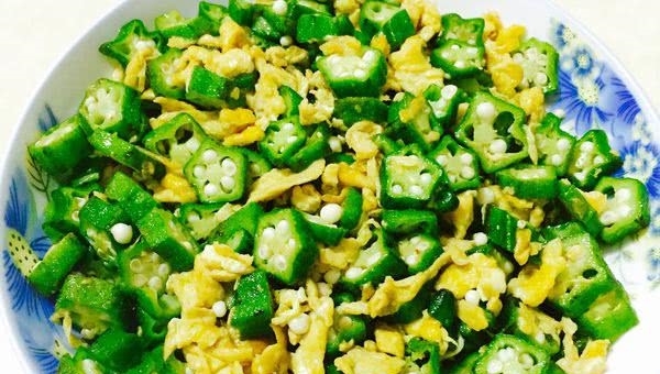 今天介绍的就是炒鸡蛋,切莫要单独炒,加上一种保健蔬菜秋葵,搭配起来