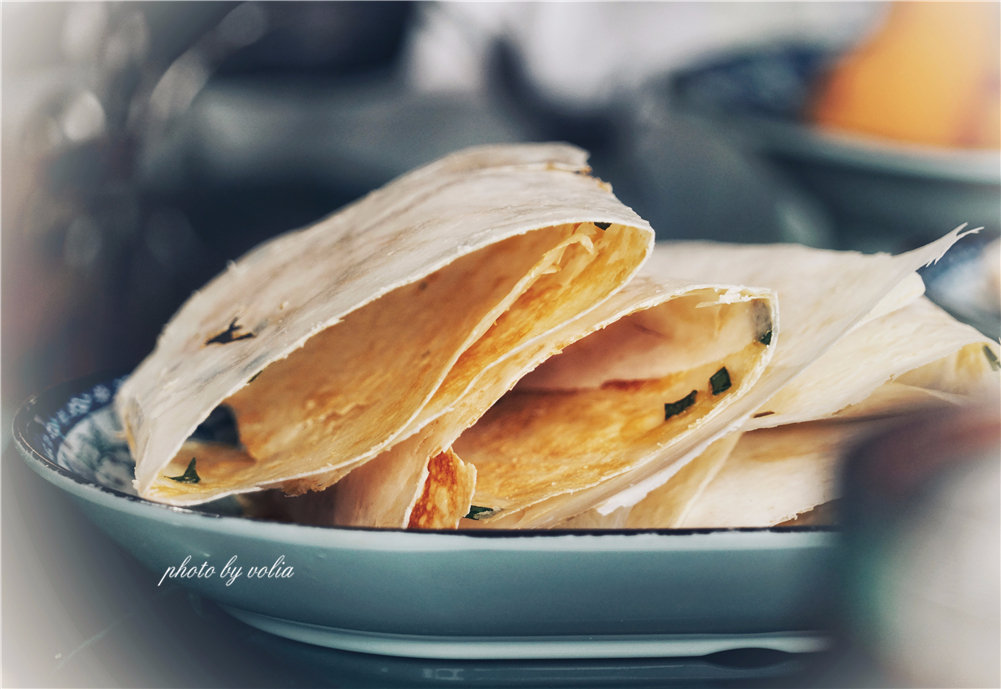 薄脆的这个叫麦糊头,里面有蒜末,被称之为宁海的印度飞饼.