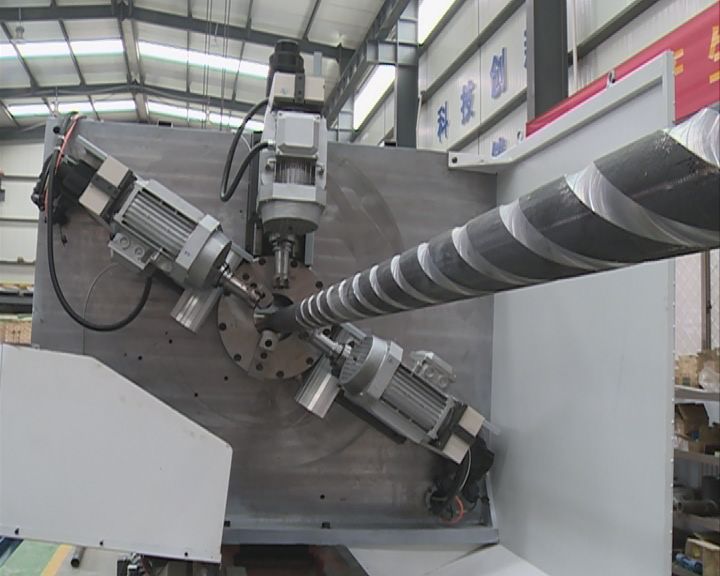 【闻喜新闻】山西风源数控五轴三头螺旋槽铣床研发成功