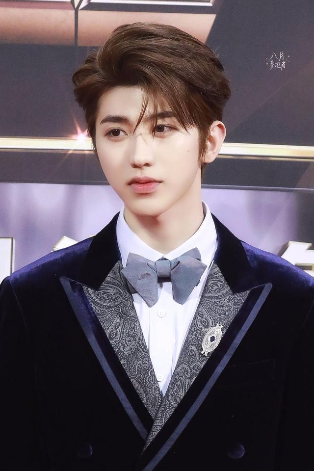 原创蔡徐坤一改往日娘炮造型,看完他新的发型后,网友:终于正常了!