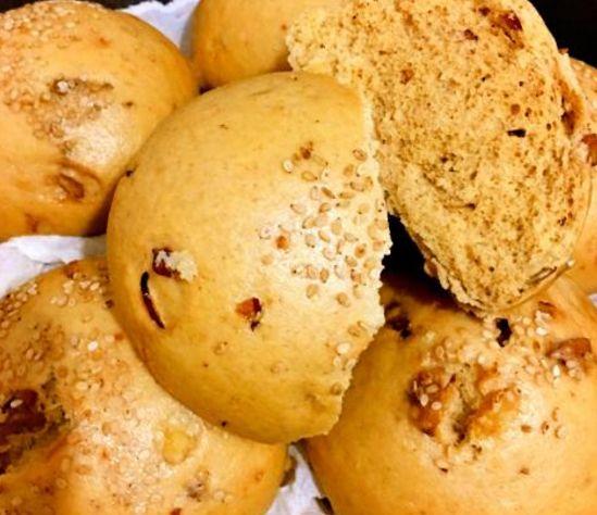 出现爆裂所导致的,而且馒头的表面也是不平整的,出现凹凸不平的现象