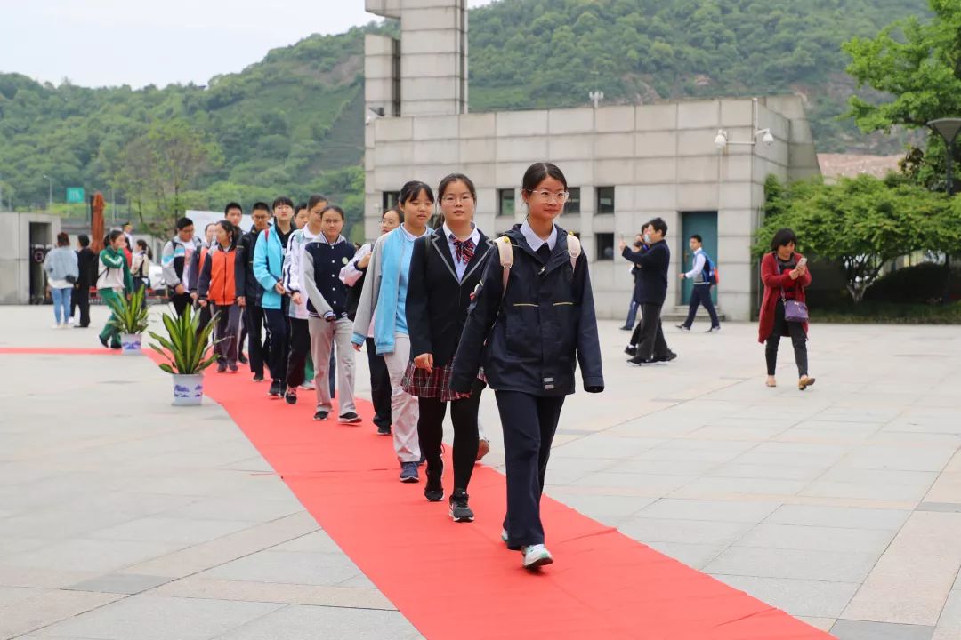 陆续续出现在长高的校园以及挂牌上岗的志愿者家长们身着各款式校服的