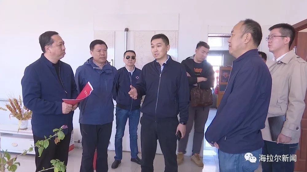 在扎罗木得村,伏鸿峰详细了解哈克镇扎罗木得村牧场粪污资源化利用