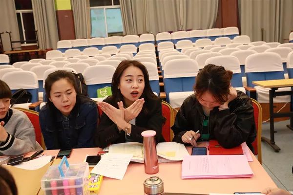 前期活动开展后,大家的优势渐渐显现……"现场,金老师围绕"回顾—展望