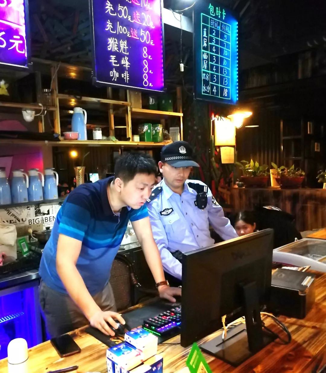 查看网吧是否有违规接纳未成年人上网网吧内吸烟以及是否存在黄赌毒