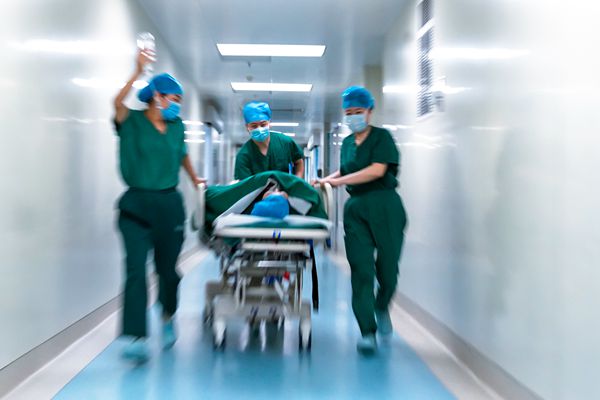 镜头救死扶伤甘于奉献