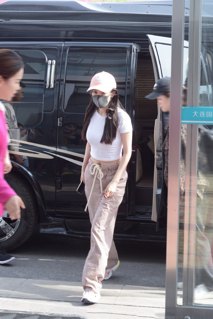 原创杨幂最新炫腹装,穿白色的修身肚脐t恤,小露蛮腰时髦又可爱!