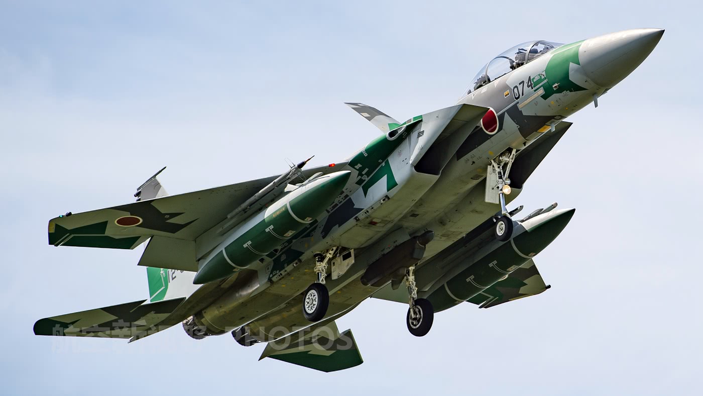 航空自卫队飞行教导群的f-15dj战斗机降落过程中小松基地飞行教导群的