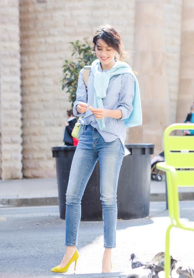 牛仔裤,看起来很知性大方,脖子绑着浅蓝毛衣,将苏青的优雅恬静的气质