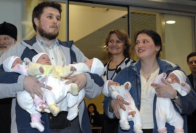 爸爸姓刘,家有五胞胎,爷爷取名让人哭笑不得,老师却认为有文化