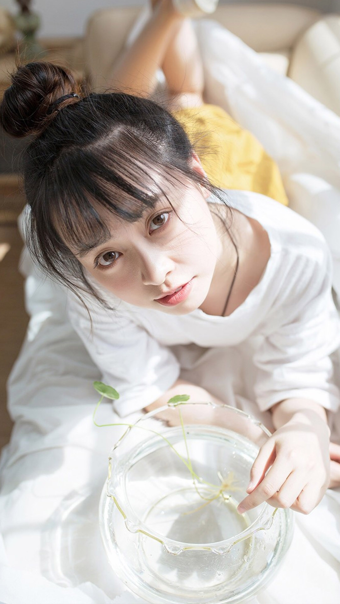 丸子头清纯少女居家养眼写真手机壁纸