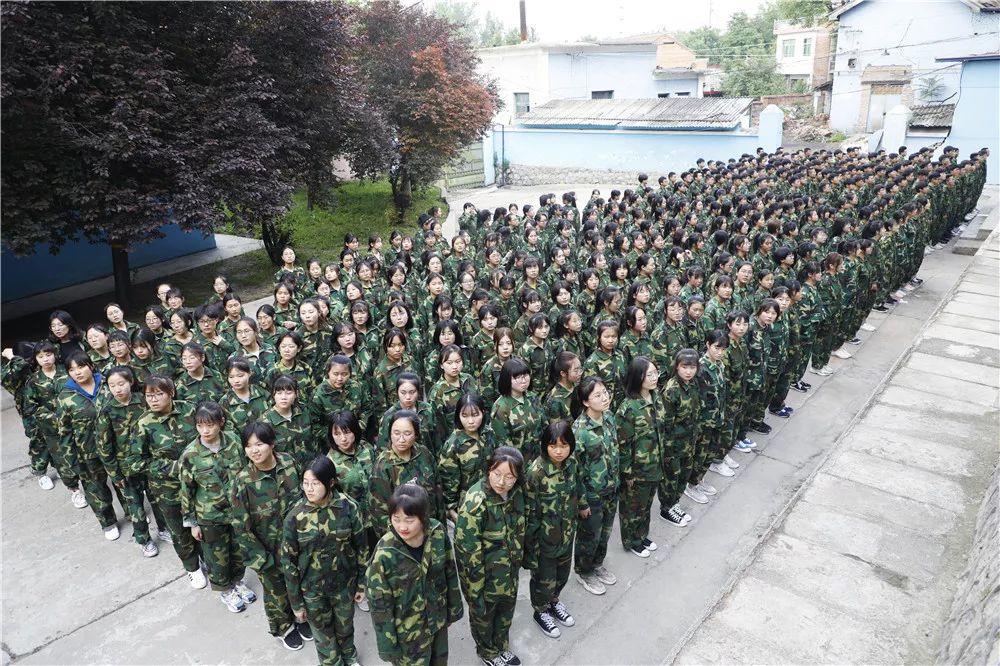 一个小时的车程,我们终于到达了这个景色优美的军训基地,等待着我们的