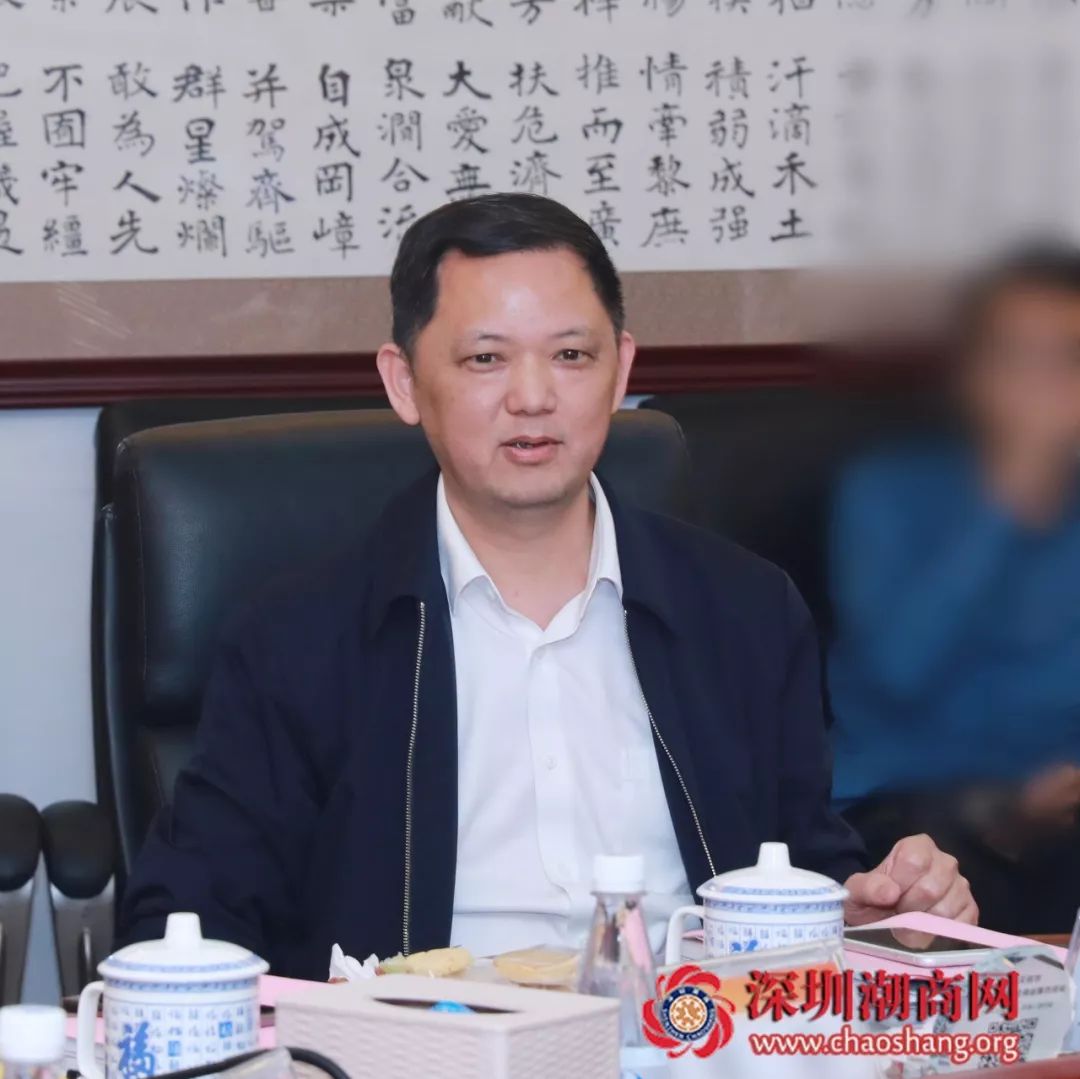 主持会议创会副会长郑宇平(左),郑跃雄(代表)(右)发言名誉会长黄少钦