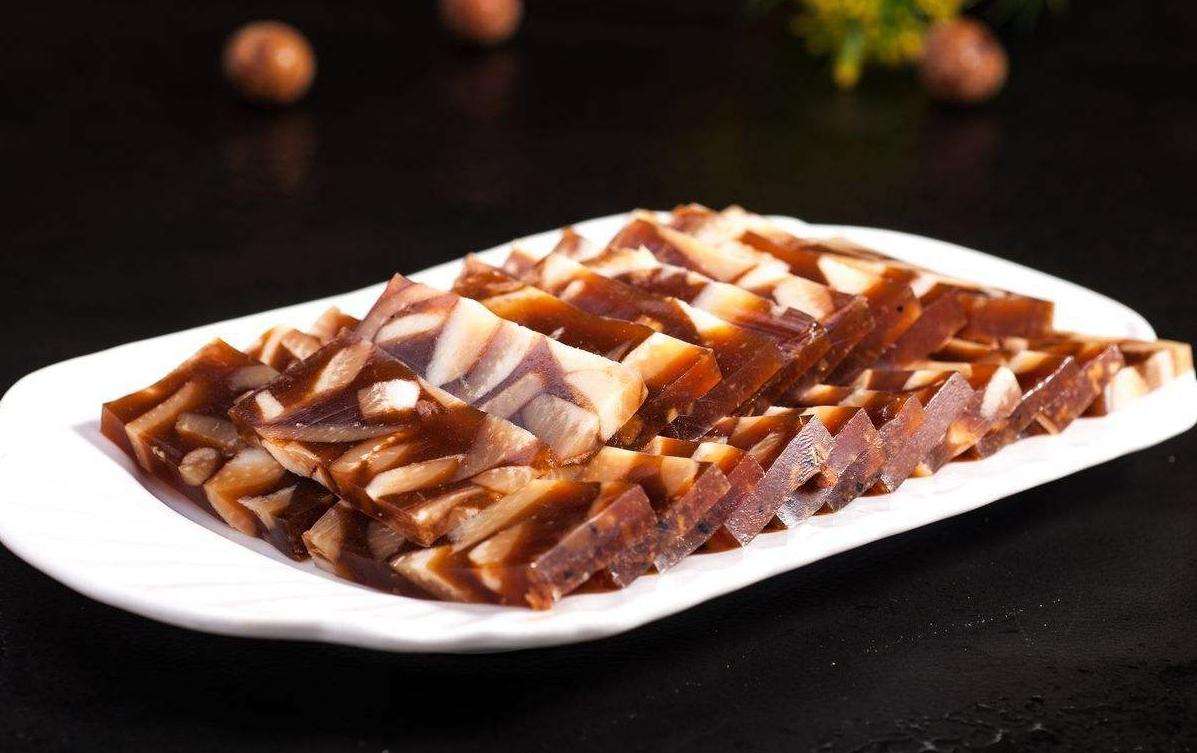 烹饪技巧:1,油脂一定要刮干净,这样做的肉皮冻不会腻,口感好,颜色也