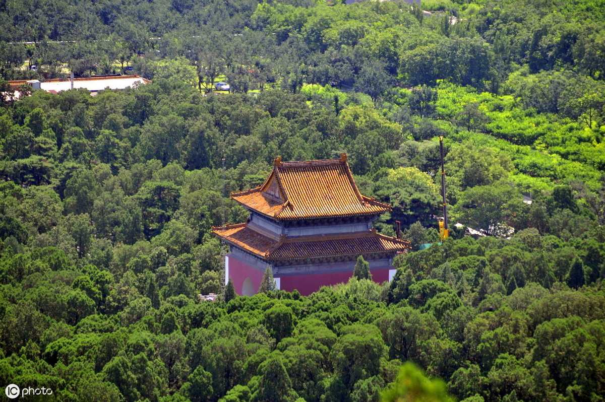 郭沫若主张挖掘的定陵龙袍因氧化变成碎片考古史上的一大悲剧