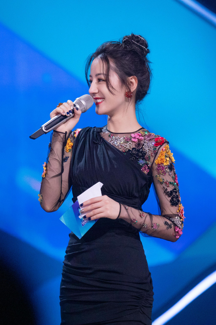 消息工作室发布迪丽热巴公演mc照灵动唯美的人间富贵花