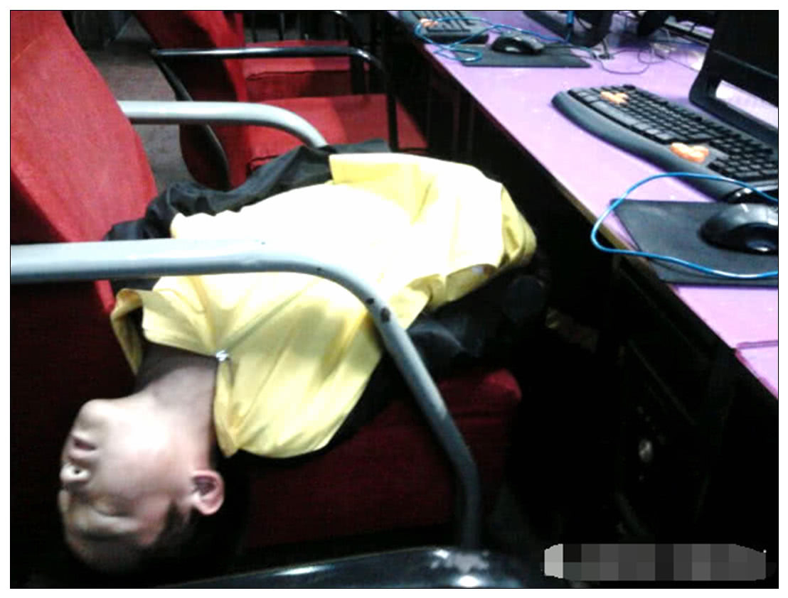 网吧里的"灵魂"顾客,连睡姿都那么清新脱俗,网友:果然是个人才