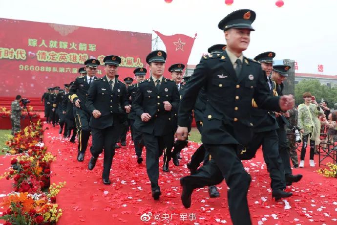部队发媳妇了,快跑!106对新人办了个硬核婚礼