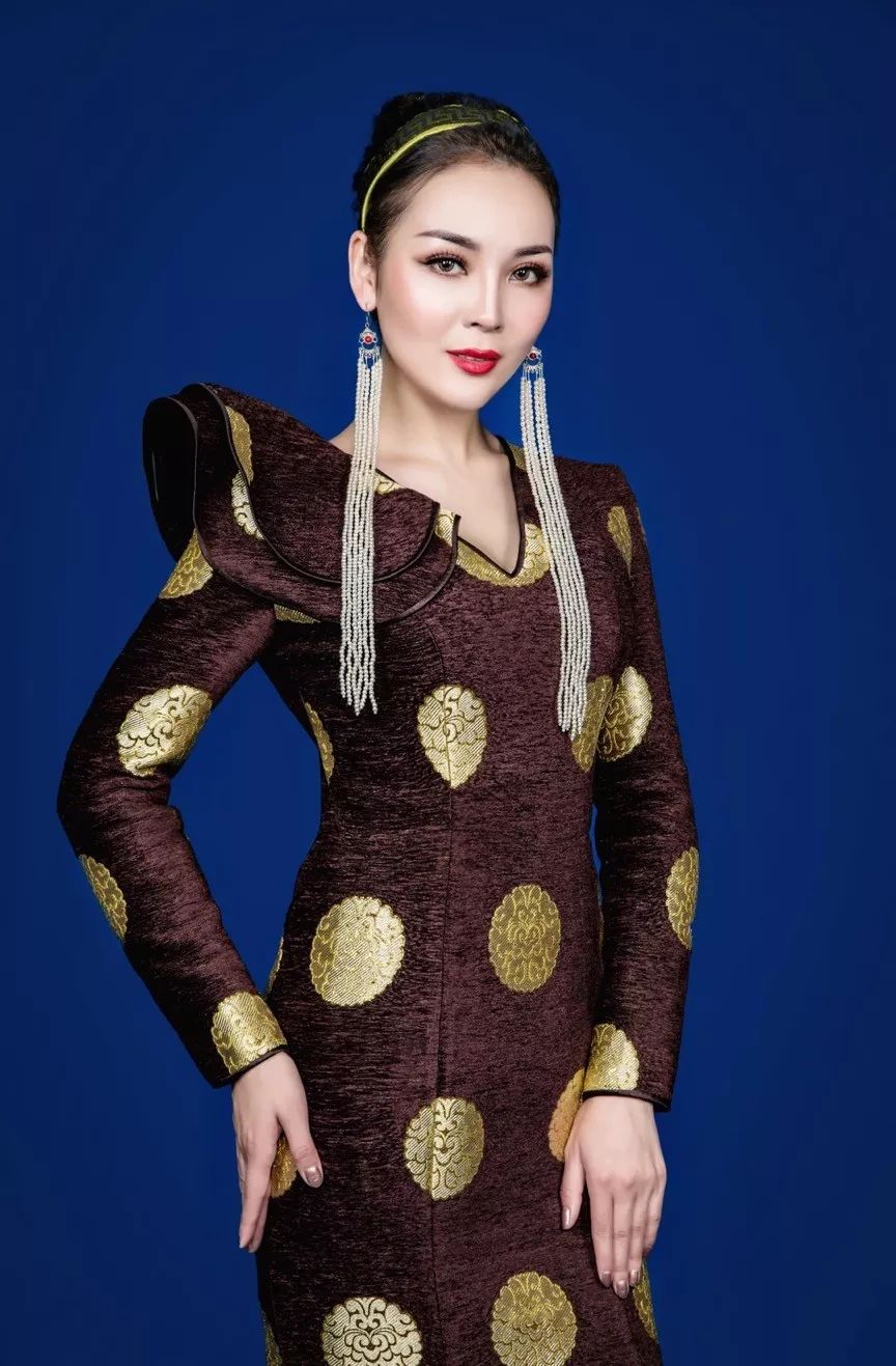 蒙古族美女照乐获得世界模王全球总决赛冠军