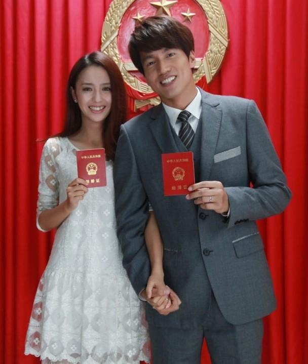 近日,有网友扒出了一组言承旭在2014年电视剧《恋恋不忘》的结婚剧照.