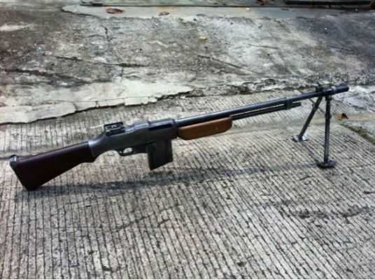 一战期间,美军试图使用一款新式"单兵携带重型步枪"来取代m1903春田.