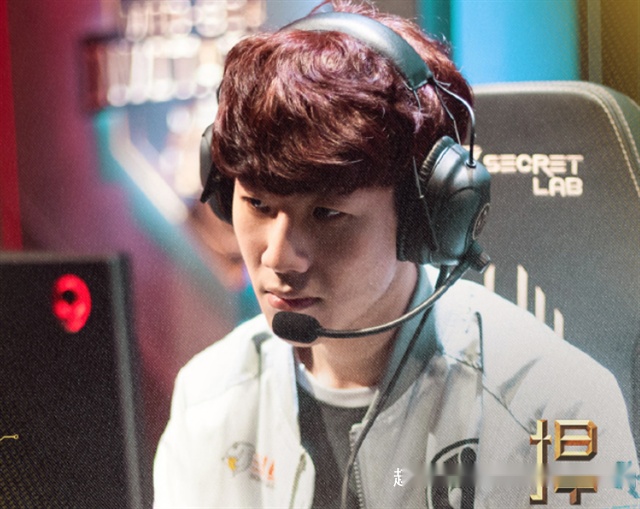 ig少放阿水单人照,粉丝开撕官微,副总裁:再这样就要停止营业了_照片