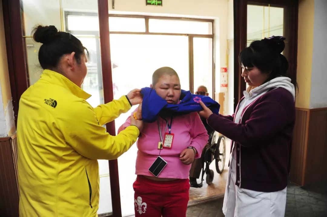 护理服务周祥和安养院的休养人员和护工幸福地笑了