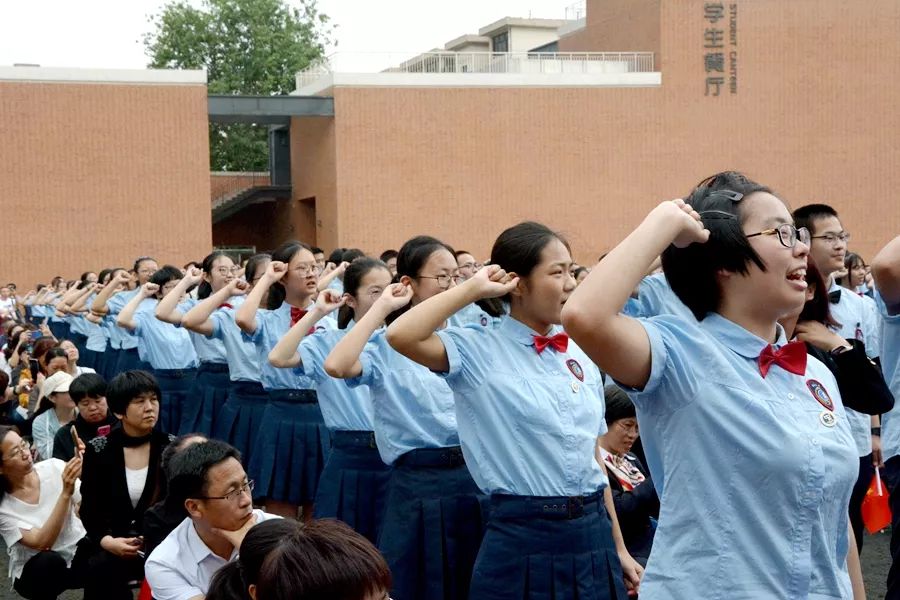 各班学生依次起立,呐喊出班级的铮铮誓言