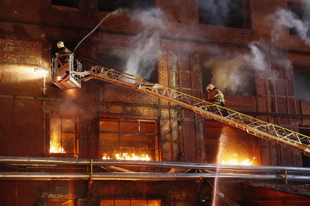 同时,火灾对于高层建筑的伤害极大,因此,在高层建筑