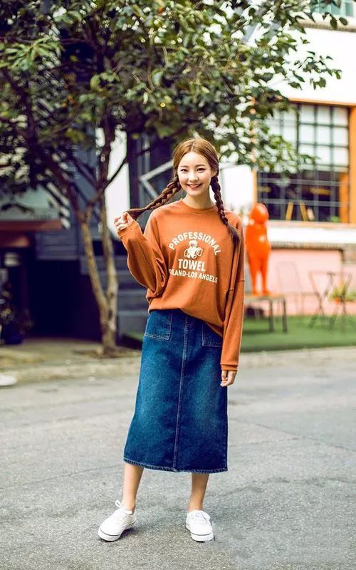 当然,铅笔裙中最百搭的牛仔铅笔裙,搭配各种亮色款的卫衣,则更显得